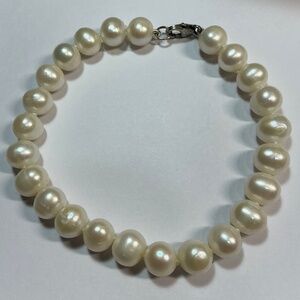 Sterling Silver clasp pearl bracelet. 7.5 inches long